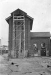 167342 Gezicht op de droogtoren voor brandslangen bij de wagenwerkplaats van de N.S. te Blerick.N.B. Te Blerick werden ...